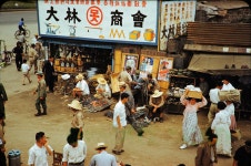 한국 6.25 전쟁 2년 후 서울 남대문 시장의 철물점과 아이스케키 장수  - 유용원의 군사세계