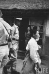 1960년대 문산의 초가집 여성과 미군 병사들 - 유용원의 군사세계