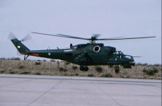 키프러스군 PC-9기와 Mi-35 Hind 공격헬기外 - 유용원의 군사세계 키프러스군 PC-9기와 Mi-35 Hind 공격헬기外