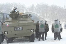 KFOR 체코군 OT-64 장갑차와 헬기 먹는 병사^^; - 유용원의 군사세계 KFOR 체코군 OT-64 장갑차와 헬기 먹는 병사^^;