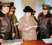 BEMIL 사진 자료실 - BEMIL 군사세계 군용지도를 열심히 보고있는 김정일과 수하