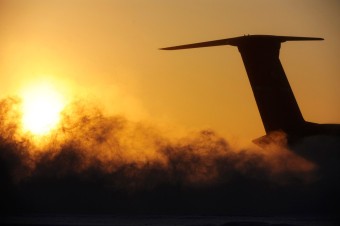 알래스카에서 혹한기 대비 기체시험중인 미 공군 C-5M 수송기 - 유용원의 군사세계 알래스카에서 혹한기 대비 기체시험중인 미 공군 C-5M 수송기