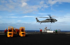 BEMIL 사진 자료실 - BEMIL 군사세계 항공모함에 보급품을 공중전달하는 미 해군 MH-60S 수송헬기