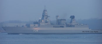 최신예 독일 구축함 F124의 최근 항해 모습 - 유용원의 군사세계