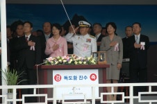 독도함 진수식에서--영부인, 해군참모총장, 방송 성우들(?) - 유용원의 군사세계