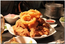 양파링튀김이 올라간~어니언치킨 / 홍대맛집