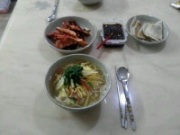 잔치국수랑~~납작만두예요~~