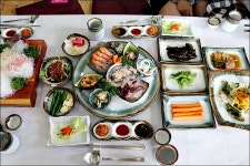 표선 해비치호텔맛집: 백사장횟집에서 푸짐한식사.