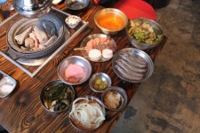 (부산/ 동래) - 우돼끼리 <국내산 1+등급 통삼겹, 새우구이는 서비스, 명이나물은 무한리필 >