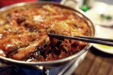 점점 맛이 베어가는 신림동 팔당닭발의 닭 볶음탕! 여기서 잠깐, 주문할 때 매운 강도를 말씀 하시면 강 중 약으로 조절되어 조리한답니다... 