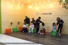 어린이수영강습 평형발차기 연습 중~~