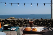 하효동 카페 게우지코지 디저트 음료 바다전망까지 예술