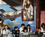 이소연-청소년간 아마추어 무선 교신 성공 : 과학 : 미래&과학 : 뉴스 : 한겨레이소연-청소년간 아마추어 무선 교신 성공