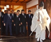 [포토] 일본 의원들 야스쿠니신사 참배  : 일본 : 국제 : 뉴스 : 한겨레 [포토] 일본 의원들 야스쿠니신사 참배 