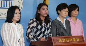 당 지도부 ‘심학봉 미온 대처’에 새누리 여성 의원들 뿔났다 : 국회·정당 : 정치 : 뉴스 : 한겨레 당 지도부 ‘심학봉 미온 대처’에 새누리 여성... 
