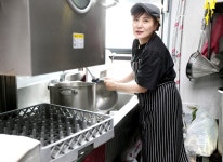 뜨거운 접시에 설레다, ‘지글지글’ 불소리에 반하다 : ESC : 특화섹션 : 뉴스 : 한겨레 뜨거운 접시에 설레다, ‘지글지글’ 불소리에 반하다