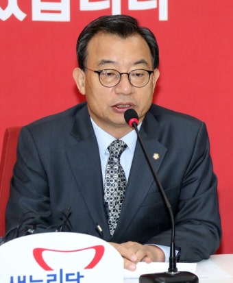 이정현 “문재인, 군통수권 이양 요구 의도 뭐냐” : 국회·정당 : 정치 : 뉴스 : 한겨레 이정현 “문재인, 군통수권 이양 요구 의도 뭐냐”