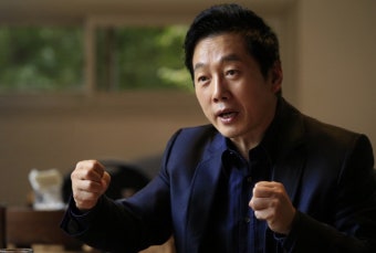 정봉주 “성추행 사실 없다” 부인에, ㄱ씨 “당시 방 창문 없었다”... 한겨레 정봉주 ‘성추행’ 의혹 부인하자 피해자 “이름·얼굴 드러내면 내...