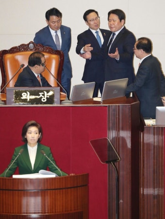 나경원 “문 대통령 ‘김정은 수석대변인’ 말 나와 부끄럽다” 논란 : 국회·정당 : 정치 : 뉴스 : 한겨레 나경원 “문 대통령 ‘김정은...