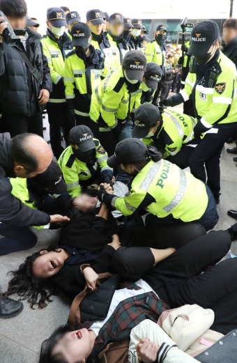 대학생 20여명, 나경원 의원실 한때 점거…경찰에 연행 : 정치일반 : 정치 : 뉴스 : 한겨레 대학생 20여명, 나경원 의원실 한때 점거…경찰에 연행