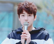 더쿠 - 복슬복슬 파마머리도 찰떡같이 소화할만큼 멍뭉미 넘치는 남자 아이돌 8