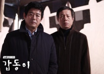 갑동이 | 포토일지 > [갑동이] 버스정류장 앞 두사람  갑동이 | 포토일지