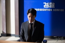 비밀의 숲 | 현장 포토 > 조사받는 윤 과장 비밀의 숲 | 현장 포토