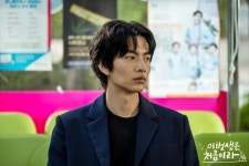 이번 생은 처음이라 | 현장 포토 > 그림 같은 남수석, 왜  약국에 와 있는지 아는 사람? ㅋㅋ 이번 생은 처음이라 | 현장 포토