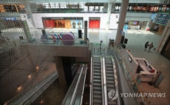 코로나19로 휘청하는 인천공항 하루 이용객 20만명→7천명 - MBN 코로나19로 휘청하는 인천공항 하루 이용객 20만명→7천명