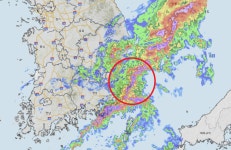 폭우 쏟아지고 있는 부산…도로 통제·주민 대피 문자 발송
