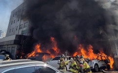 통영 제석초교 쓰레기장 화재…3명 연기흡입·차 13대 전소