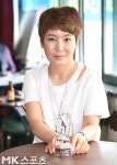 배지원 원장, 자선골프대회 홀인원 트로피와 함께 [MK포토]