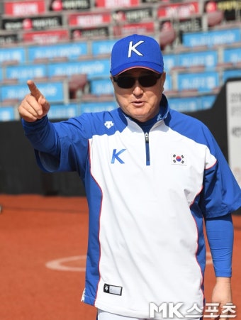 김경문 감독 `가자! 우승을 향해!` [MK포토] - MBN 김경문 감독 `가자! 우승을 향해!` [MK포토]