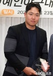 감사패 든 임준석 대표 [MK포토]