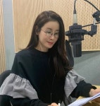 이태란, 라디오 부스 안 청순 자태...`안경 미인`