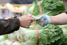 천원짜리 다섯장 센다고 침을 잔뜩…스타벅스서도 마트서도 현금결제 사라진다 ″천원짜리 다섯장 센다고 침을 잔뜩″…스타벅스서도... 