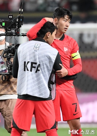 이강인 안아주는 손흥민 '토닥토닥' [MK포토]