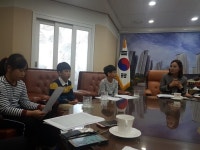 [김포시] 푸른솔초등학교 어린이기자단의 김포시의회 방문:내외신문 ≪내외신문≫ [김포시]  푸른솔초등학교 어린이기자단의  김포시의회 방문