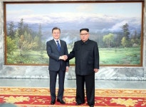 [서울신문] 한달만에 재회…얼싸안은 남북정상 한달만에 재회…얼싸안은 남북정상