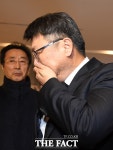 [서울신문] [포토] 故 이재수 전 사령관 빈소 찾은 박지만 ‘눈물’ [포토] 故 이재수 전 사령관 빈소 찾은 박지만 ‘눈물’