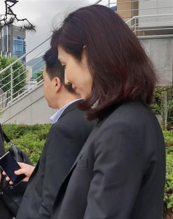[서울신문] [포토] 노소영 관장, 최태원 회장과 이혼소송 2차공판 출석 [포토] 노소영 관장, 최태원 회장과 이혼소송 2차공판 출석
