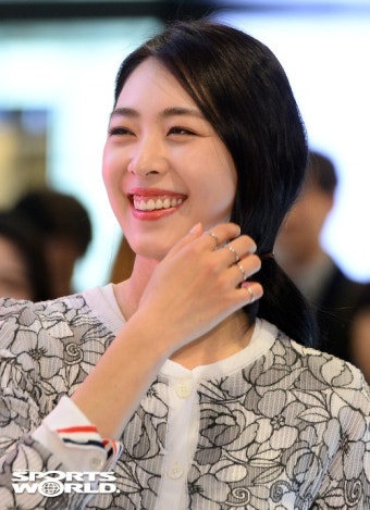 [SW포토] 이연희, 옥택연 바라보며 엄마미소?