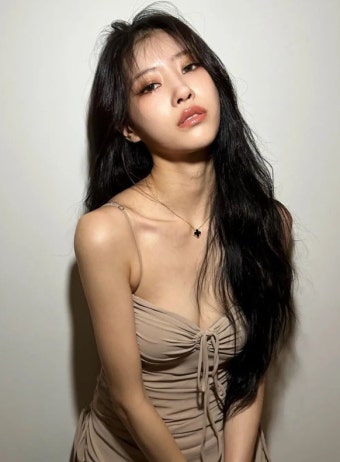 미주, 갈수록 과감해진다…아찔한 가슴골 노출 [스타샷]