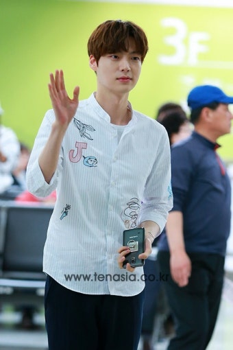 [TEN PHOTO] 안재현, 연애하더니 더 잘생겨졌네 | 텐아시아 | [TEN PHOTO] 안재현, 연애하더니 더 잘생겨졌네텐아시아