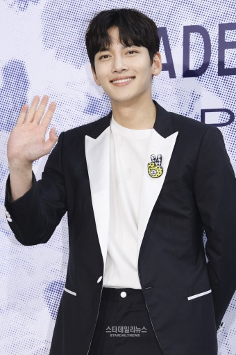 더쿠 - 지창욱 샤넬 행사 기사사진 몇장더