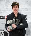 2017 EMA 4관왕 했다는 숀 멘데스 - 스퀘어 카테고리