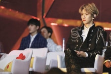 EXO - 밑에 백현이 사진 그거같지않아??