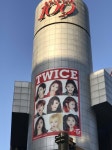 스퀘어 - 일본 시부야 빌딩에 걸린 트와이스 사진