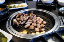 더쿠 - 남이 구워주는 고기는 맛있어.jpg