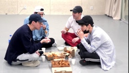 1인 1닭 맞지 ?ㅋㅋㅋㅋㅋㅋㅋㅋㅋ - 뉴이스트 카테고리
